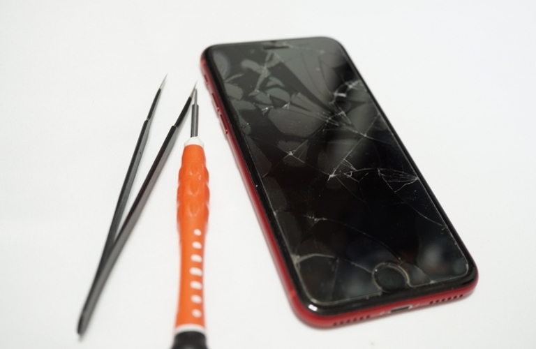 iPhoneの電源ボタンが、ボリュームボタンが効かない！お任せください。