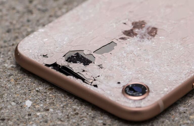 iPhoneの背面ガラスが割れた・・・！