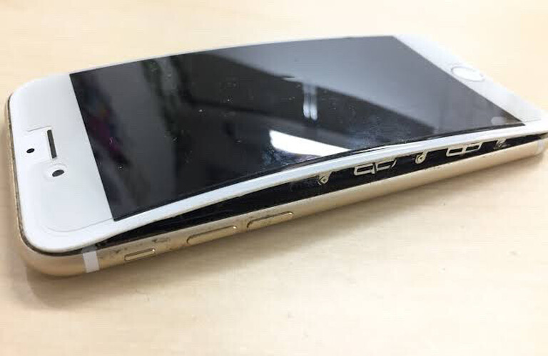 iPhoneの口が開いて来た！危険です